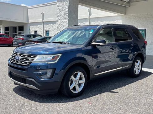Used 2017 Ford Explorer XLT w/ Equipment Group 202A AWD/4WD image 23
