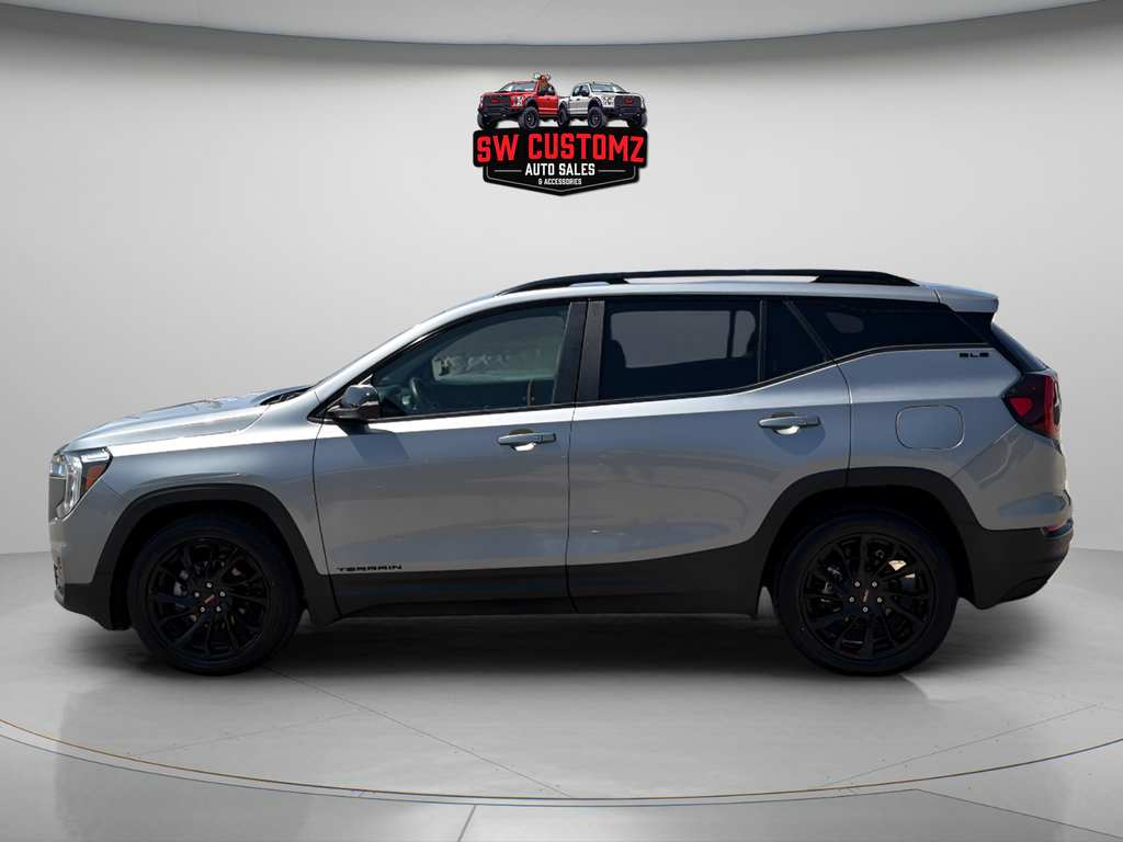Used 2024 GMC Terrain SLE w/ Driver Convenience Package FWD image 4