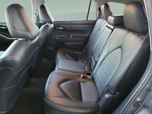 Certified 2023 Toyota Highlander XLE image 12