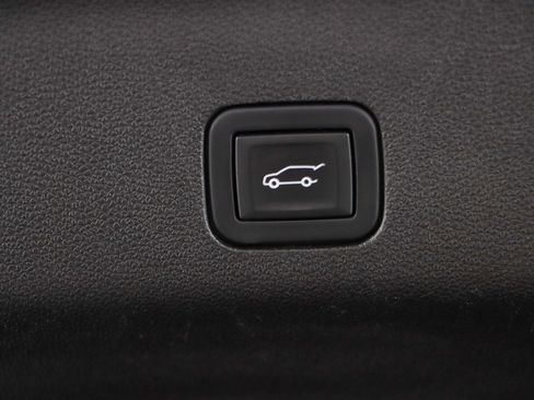 Used 2023 Chevrolet Tahoe Z71 w/ Luxury Package image 35