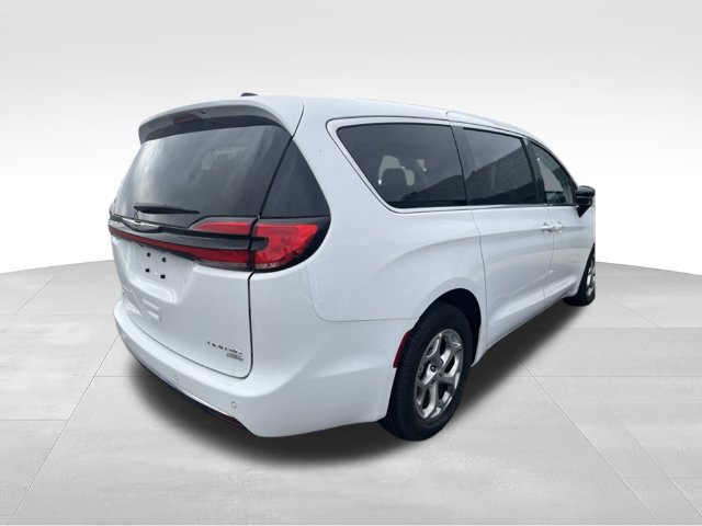 Used 2024 Chrysler Pacifica Limited AWD/4WD image 3