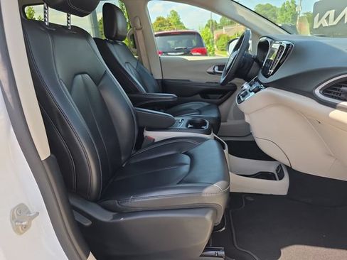 Used 2023 Chrysler Pacifica Touring-L FWD image 16