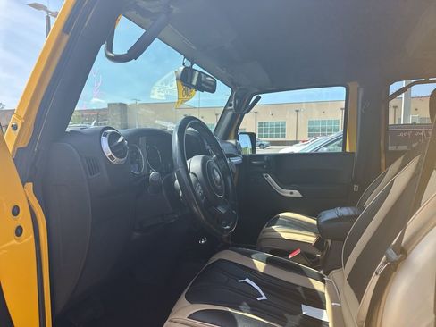 Used 2015 Jeep Wrangler Unlimited Sahara w/ Connectivity Group AWD/4WD image 6