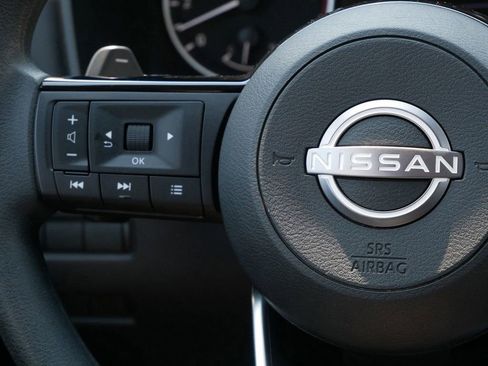 Used 2023 Nissan Rogue SV image 16