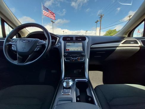 Used 2018 Ford Fusion SE w/ Fusion SE Technology Package FWD image 2