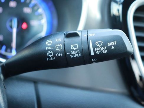 Used 2025 Chrysler Pacifica Select image 24