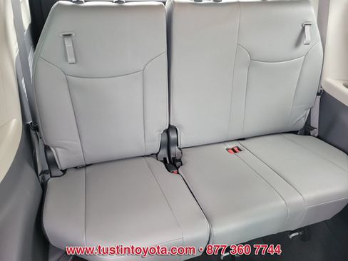 Used 2023 Toyota Sienna XLE FWD image 15