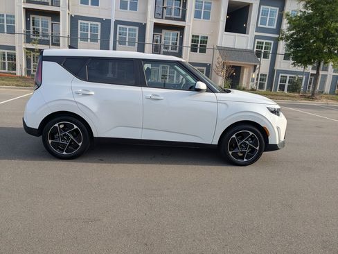 Used 2024 Kia Soul EX FWD image 3