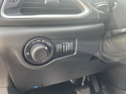 Used 2025 Chrysler Voyager LX image 12