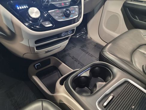 Used 2023 Chrysler Pacifica Touring-L FWD image 20