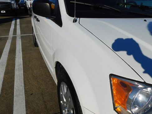 Used 2019 Dodge Grand Caravan SE w/ UConnect Hands-Free Group image 6