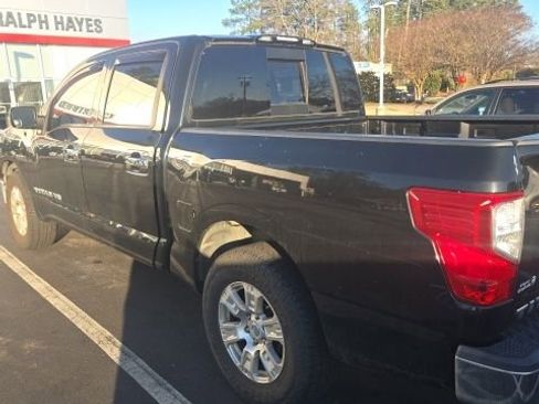 Used 2019 Nissan Titan SV image 3