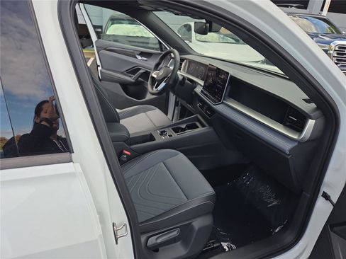 New 2025 Volkswagen Tiguan SE R-Line image 31