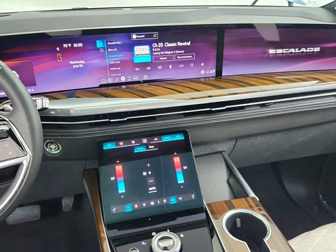 Certified 2026 Cadillac Escalade Platinum Sport w/ LPO, Floor Liner Package AWD/4WD image 21