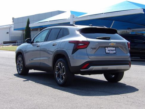 Used 2025 Chevrolet Trax LT FWD image 27