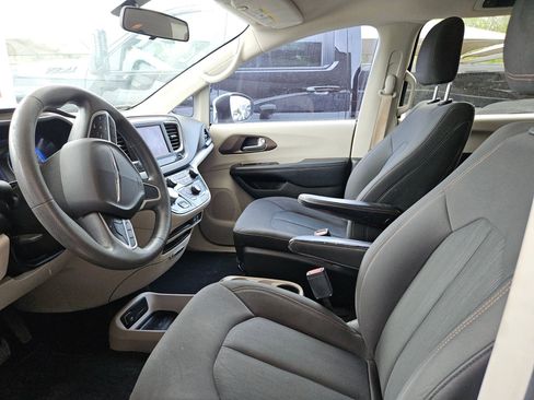 Used 2018 Chrysler Pacifica L image 6