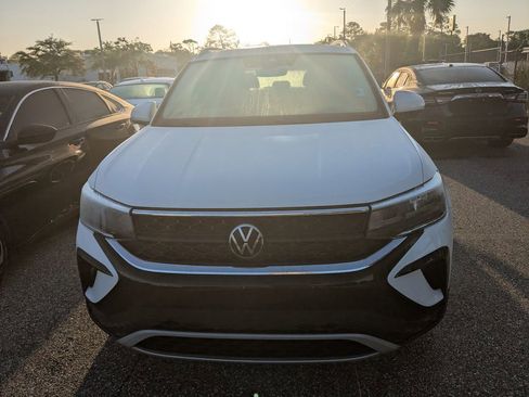 Used 2024 Volkswagen Taos SE image 2