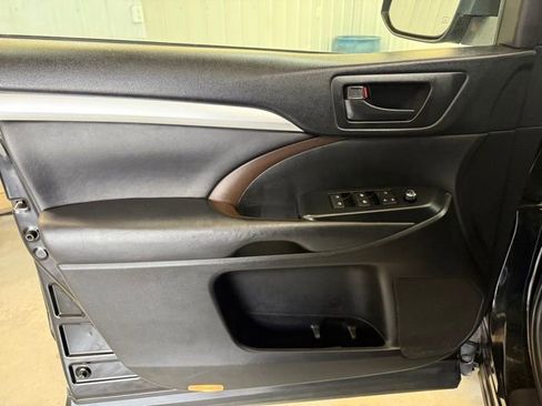 Used 2018 Toyota Highlander Plus w/ Carpet Mat Package (TMS) image 15