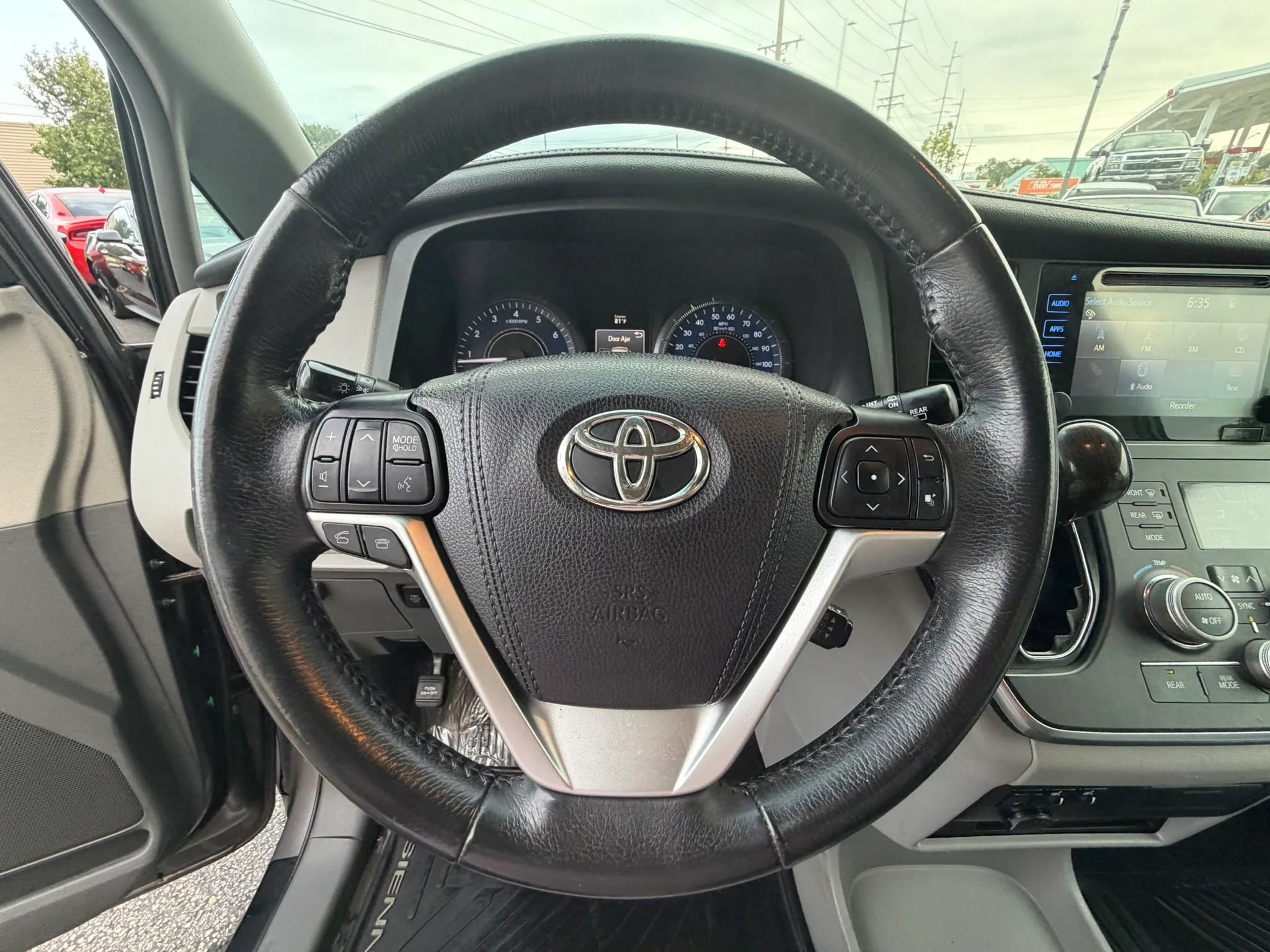Used 2017 Toyota Sienna XLE Premium FWD image 38