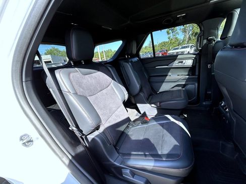 Used 2025 Ford Explorer ST AWD/4WD image 18
