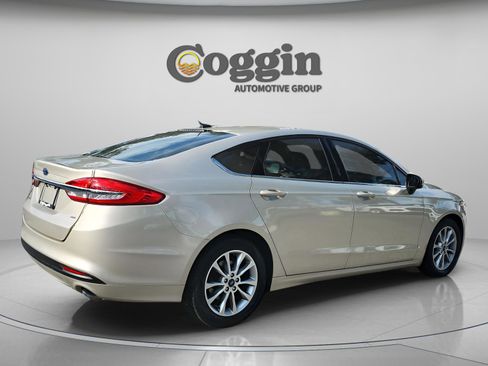 Used 2017 Ford Fusion SE image 5