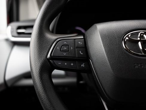 Used 2025 Toyota Sienna LE image 15