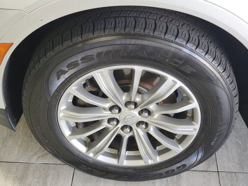 Used 2018 Cadillac XT5 Luxury w/ Driver Awareness Package image 9