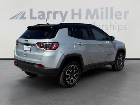 Used 2024 Jeep Compass Trailhawk image 6