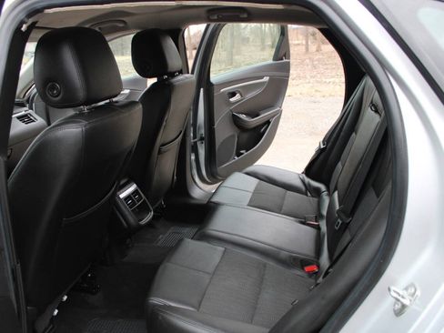 Used 2019 Chevrolet Impala LT FWD image 18