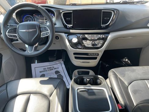 Used 2023 Chrysler Pacifica Touring-L image 12