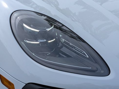 Certified 2025 Porsche Macan AWD/4WD image 33