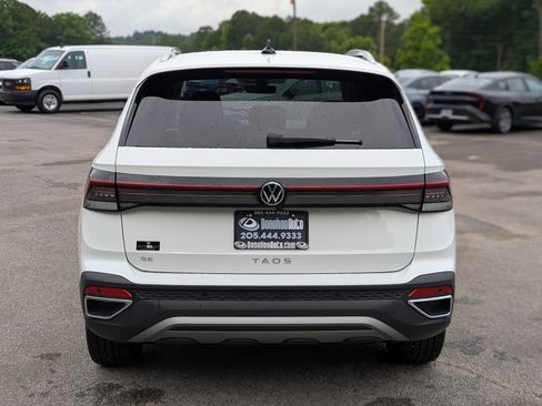 Used 2025 Volkswagen Taos SE w/ Black Wheel Package FWD image 8