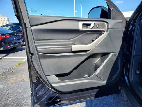 Certified 2022 Ford Explorer XLT w/ Equipment Group 202A image 9