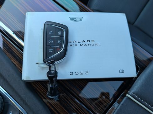 Used 2023 Cadillac Escalade Premium Luxury image 38