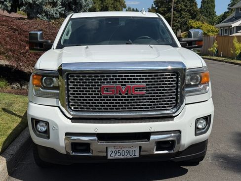 Used 2015 GMC Sierra 2500 Denali w/ Duramax Plus Package image 4