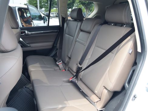 Used 2023 Lexus GX 460 Luxury w/ Accessory Package AWD/4WD image 36
