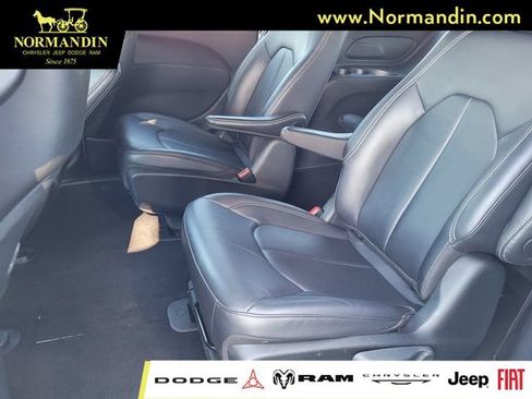 Used 2024 Chrysler Pacifica Limited FWD image 17