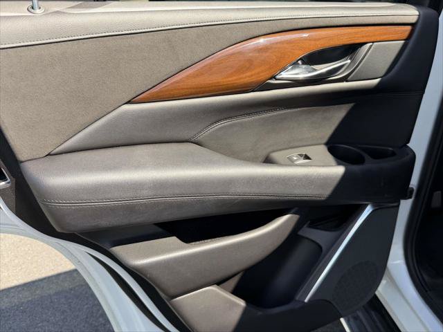 Used 2020 Cadillac Escalade Luxury w/ LPO, Radiant Package AWD/4WD image 14