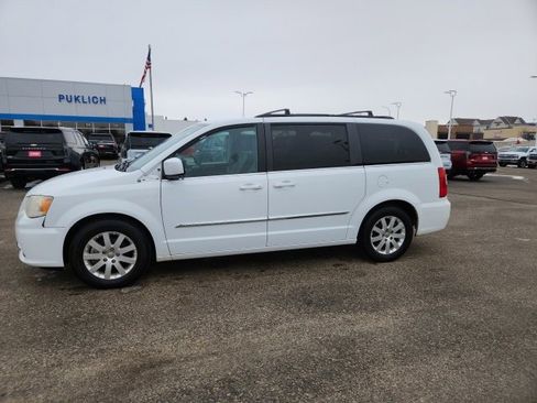Used 2014 Chrysler Town & Country Touring image 4