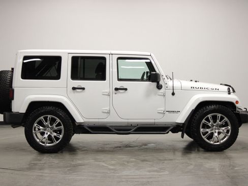 Used 2016 Jeep Wrangler Unlimited Rubicon w/ Connectivity Group AWD/4WD image 9