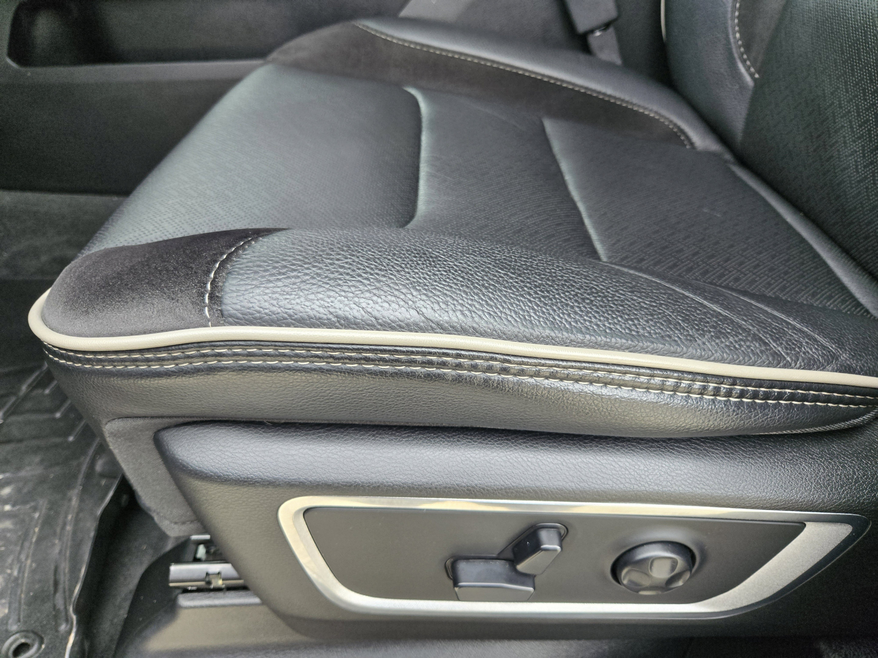 Used 2020 RAM 1500 Laramie w/ Sport Appearance Package AWD/4WD image 22