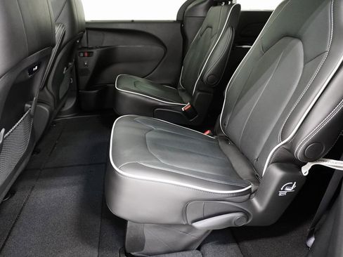 Used 2024 Chrysler Pacifica Limited w/ S Appearance Package image 17