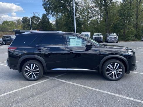 New 2025 Nissan Pathfinder Platinum w/ Black Appearance Package image 9