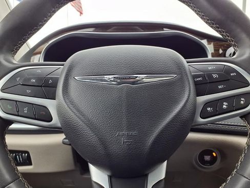 Used 2024 Chrysler Pacifica Limited image 17