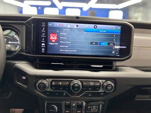 Used 2024 Jeep Wrangler Unlimited w/ Convenience Group AWD/4WD image 27