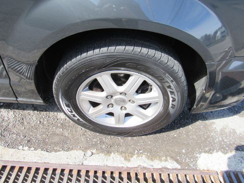 Used 2012 Chrysler Town & Country Touring-L w/ Entertainment Group #2 image 12