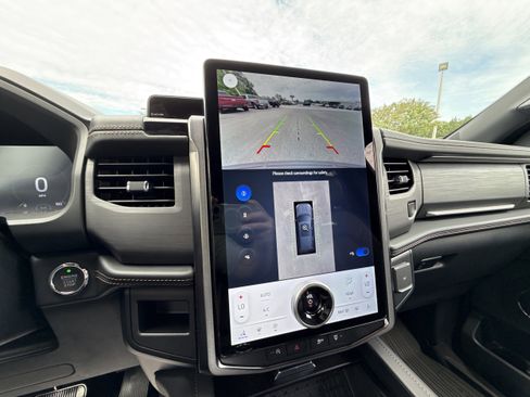 Used 2024 Ford Expedition Platinum image 18