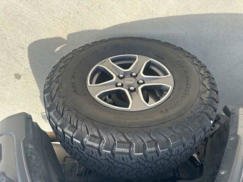 Used 2023 Jeep Gladiator Sport image 14