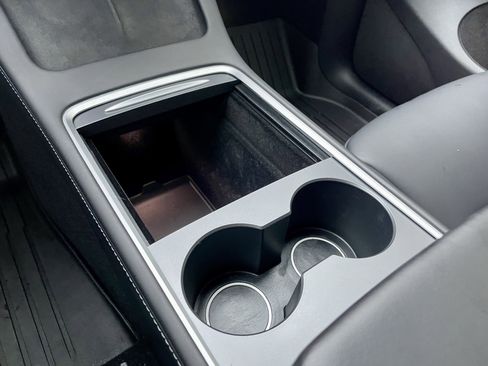 Used 2022 Tesla Model Y Long Range image 40