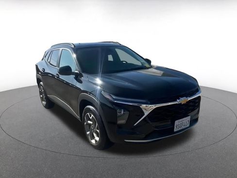 Used 2025 Chevrolet Trax LT image 3